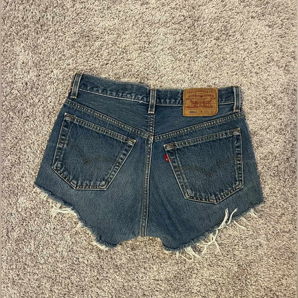 Perfect Vintage Levi’s 501 cutoff shorts fits size 26/27 - Picture 3 of 4
